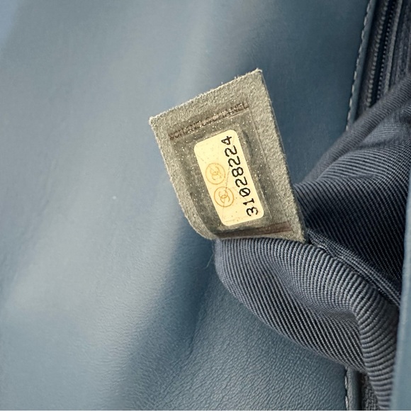 $6,900 CHANEL 19 Flap Bag Medium Blue 21P Excellent Condition - Picture 14 of 16